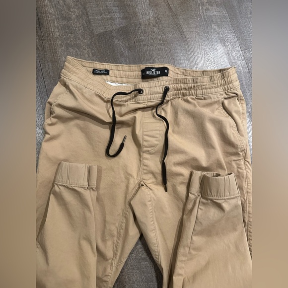 Hollister Men's Tan Joggers with Drawstring - Picture 2 of 5